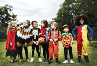 Enfants fêtant le Carnaval.