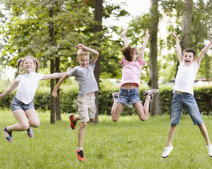 Enfants sautant de joie